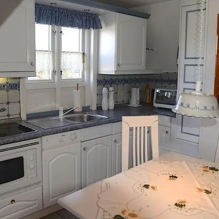 아파트 Ferien Unterm Reetdach Whg 03 웨베눔